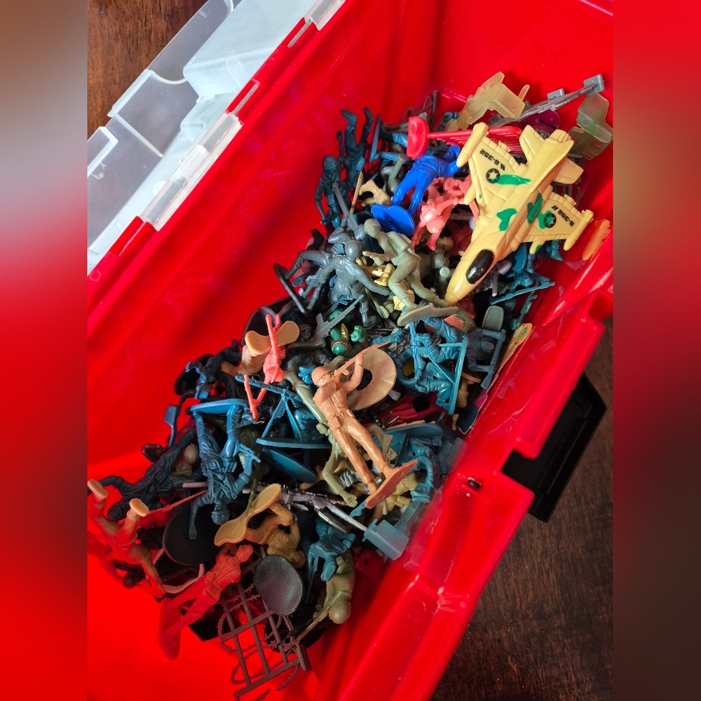 Toy Soldier and Aircraft Playset - Multicolor Set Of 100 Plastic Army Men. - Picture 2 of 2